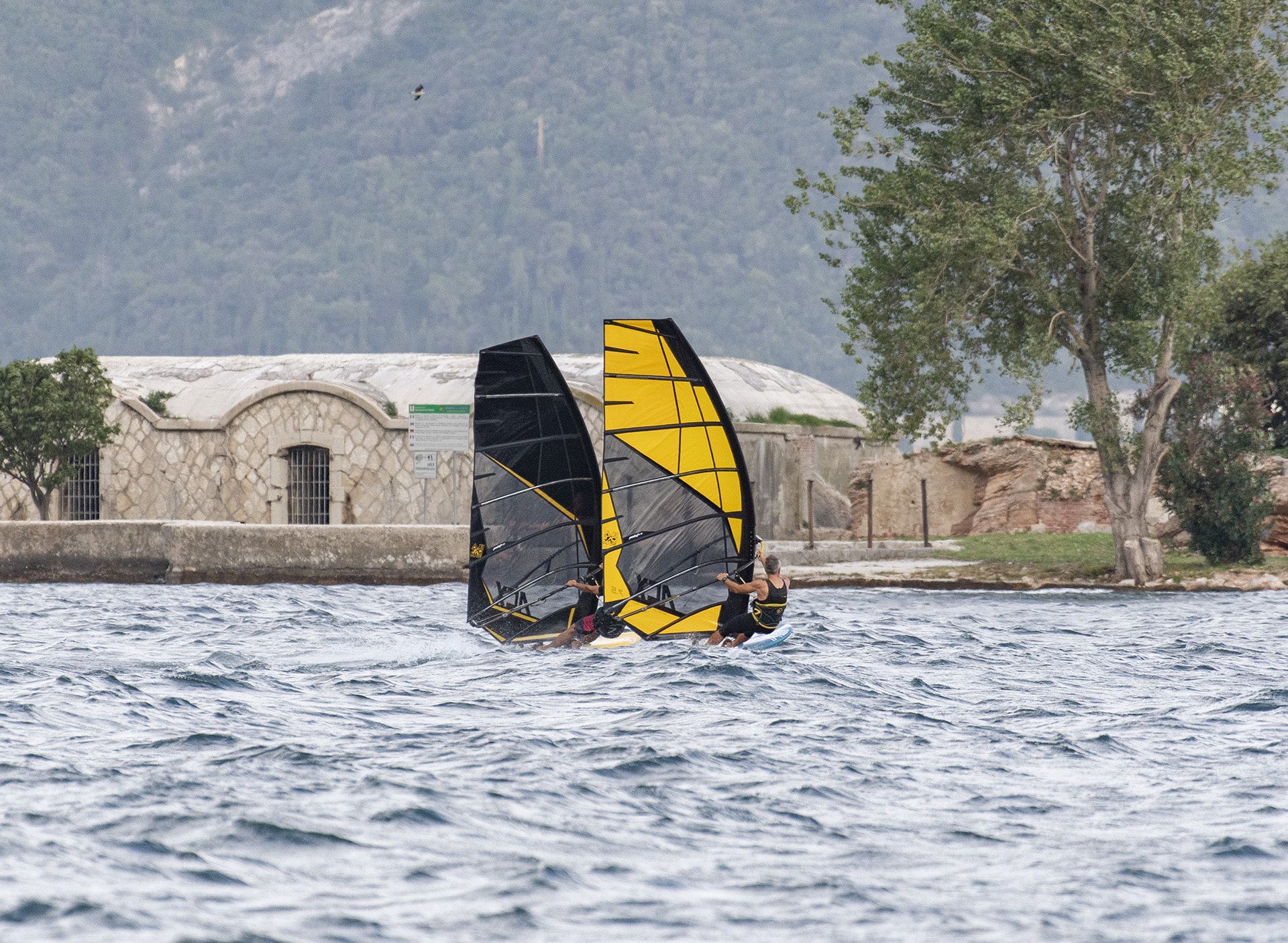 black a yellow ac x plachta bez kembrova freerace windsurfing karlin